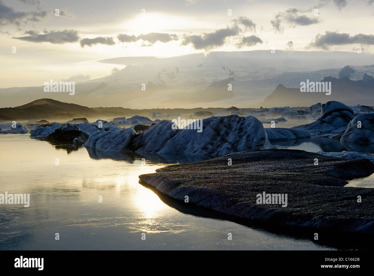 Les icebergs flottant sur un lac glaciaire, Sundown, Joekulsárlón au pied de l'Vatnajoekull, Islande, Europe Banque D'Images