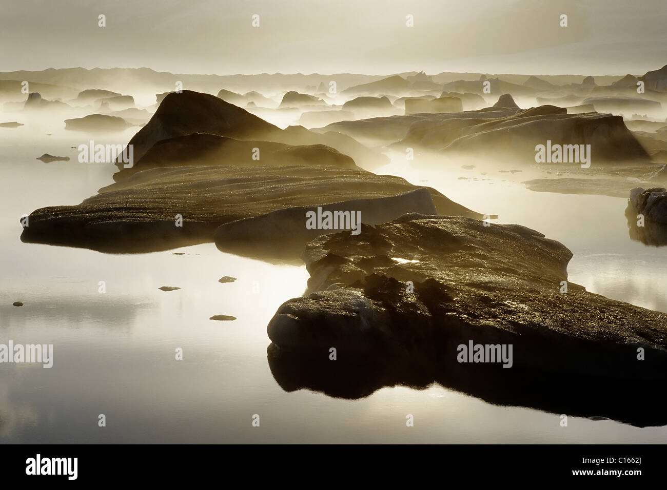 Les icebergs flottant sur un lac glaciaire, Sundown, Joekulsárlón au pied de l'Vatnajoekull, Islande, Europe Banque D'Images