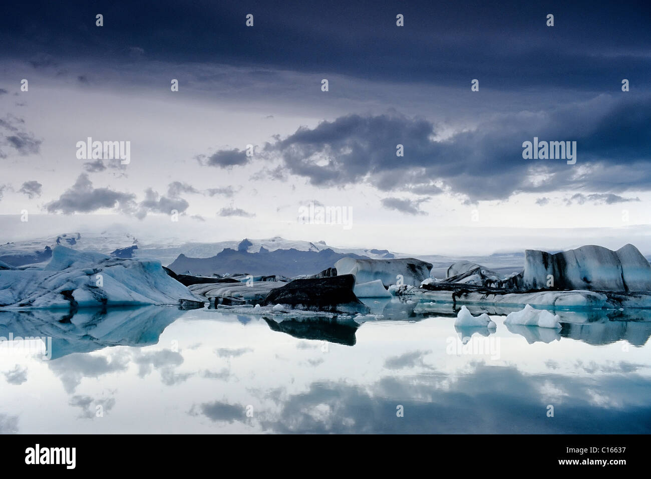 Les icebergs multicolores flottant sur un lac glaciaire, Joekulsárlón au pied de l'Vatnajoekull, Islande, Europe Banque D'Images