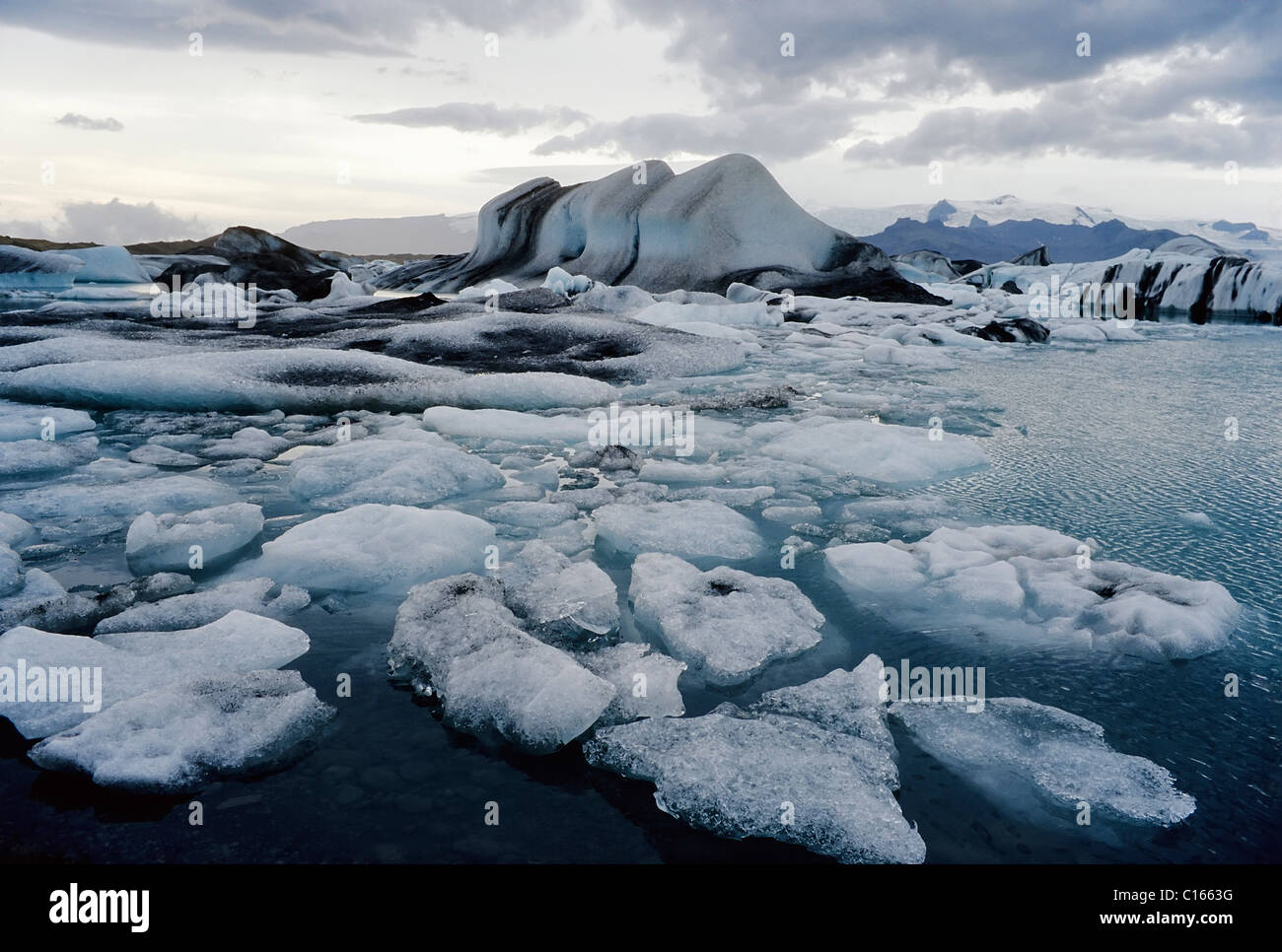 Les icebergs et les plaques de glace flottante sur un lac glaciaire, Joekulsárlón au pied de l'Vatnajoekull, Islande, Europe Banque D'Images