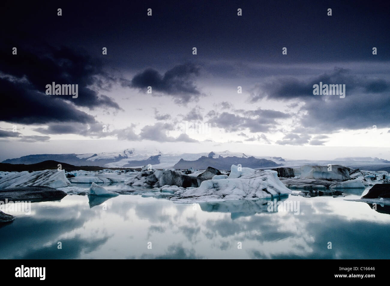 Vue panoramique sur un lac glaciaire, ambiance lumière spectaculaire, Joekulsárlón au pied de l'Vatnajoekull, Islande, Europe Banque D'Images