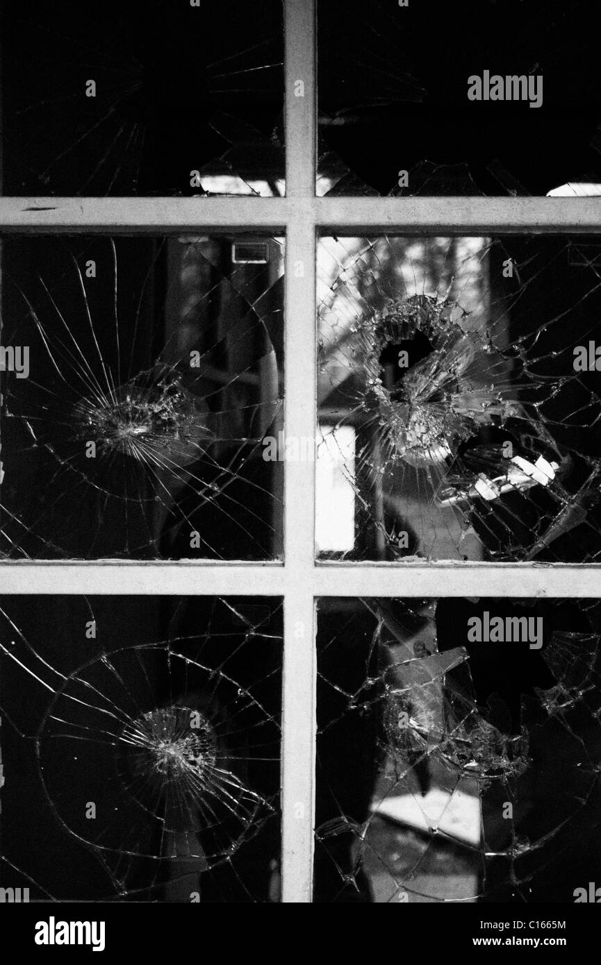 Des panneaux de verre cassé dans une fenêtre Banque D'Images