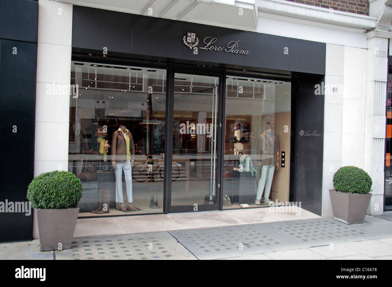 La Loro Piana fashion shop sur Sloane Street, Londres, Angleterre, SW1  Photo Stock - Alamy
