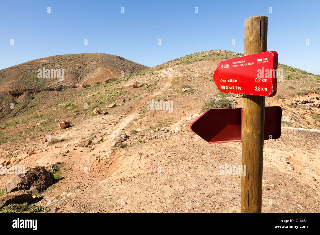 Les indications pour le sentier GR131 un itinéraire pédestre longue distance à travers l'île canarienne de Fuerteventura - près de Mirador de Morro Velosa Banque D'Images