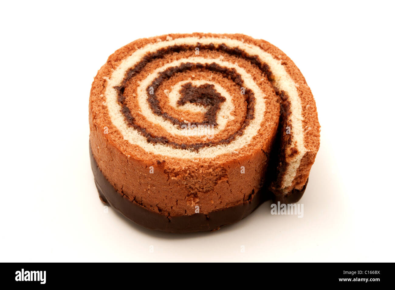 Tranche de swiss roll avec du chocolat sur fond blanc Banque D'Images