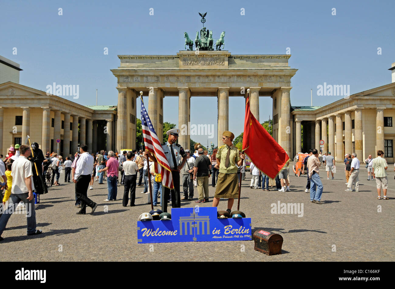 Les touristes devant la porte de Brandebourg, Berlin, Germany, Europe Banque D'Images