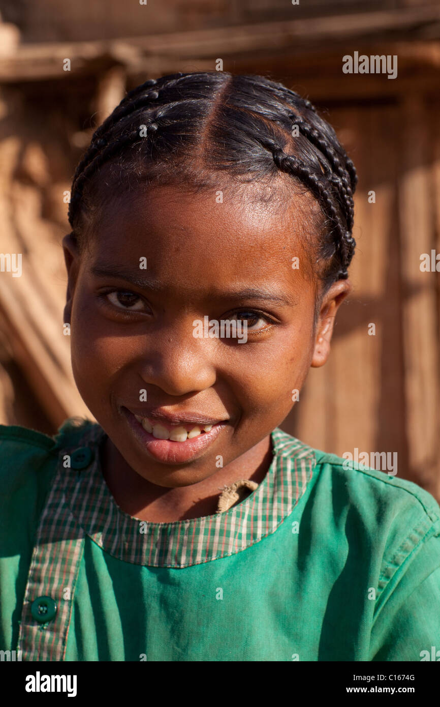 Cheveux tressés sur la jeune fille. La province de Fianarantsoa. Le sud de Madagascar. Banque D'Images