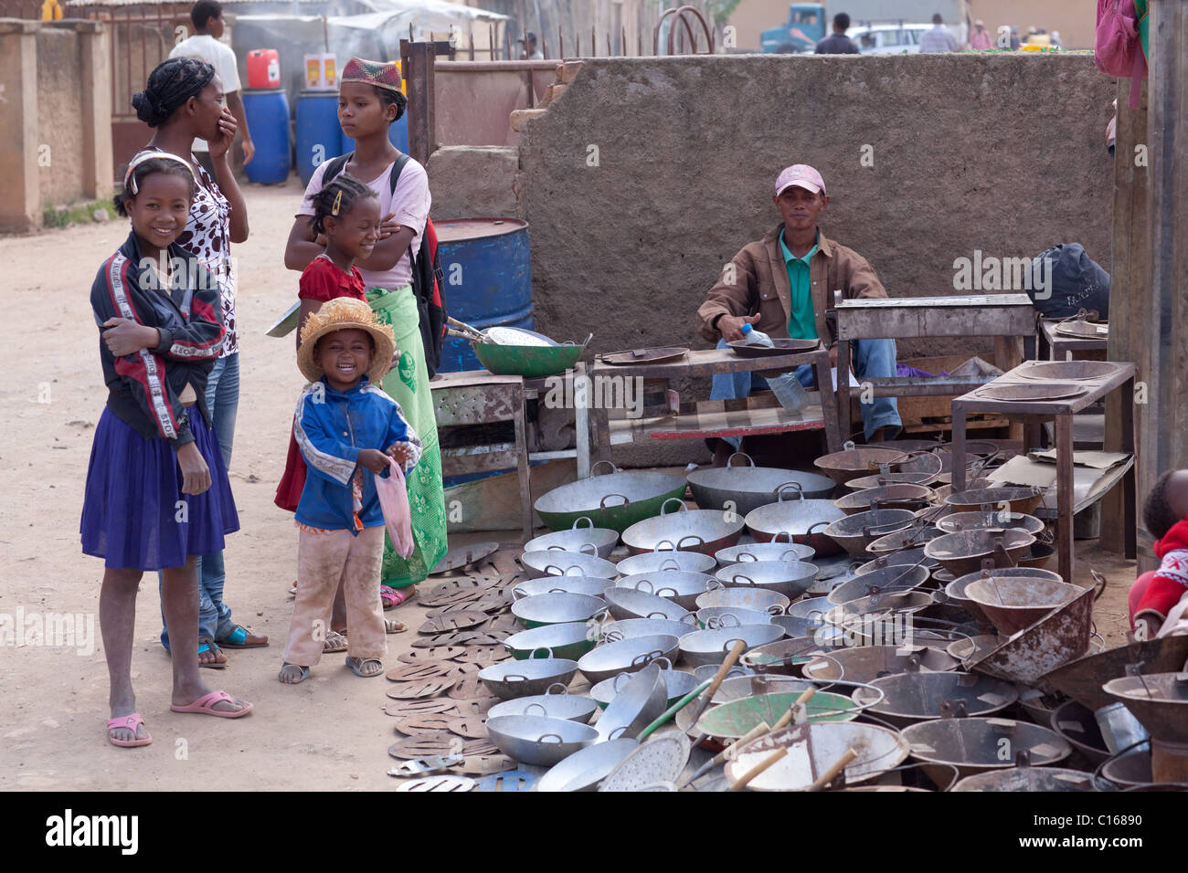 Échoppe de marché la vente de casseroles en métal. La province de Fianarantsoa. Le sud de Madagascar. Banque D'Images