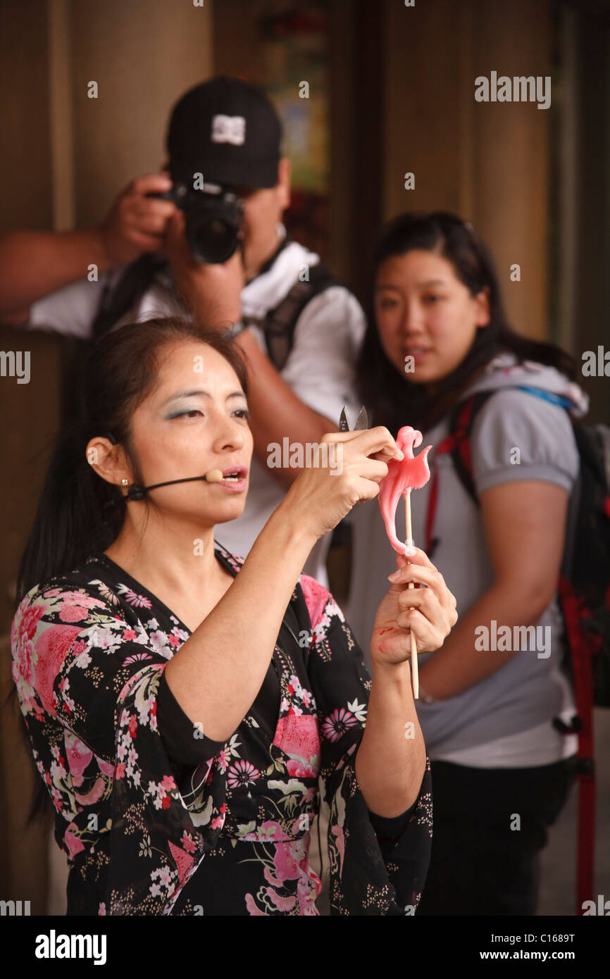 Un Amezaiku sculpteur bonbons japonais démontre, art japonais candy Banque D'Images