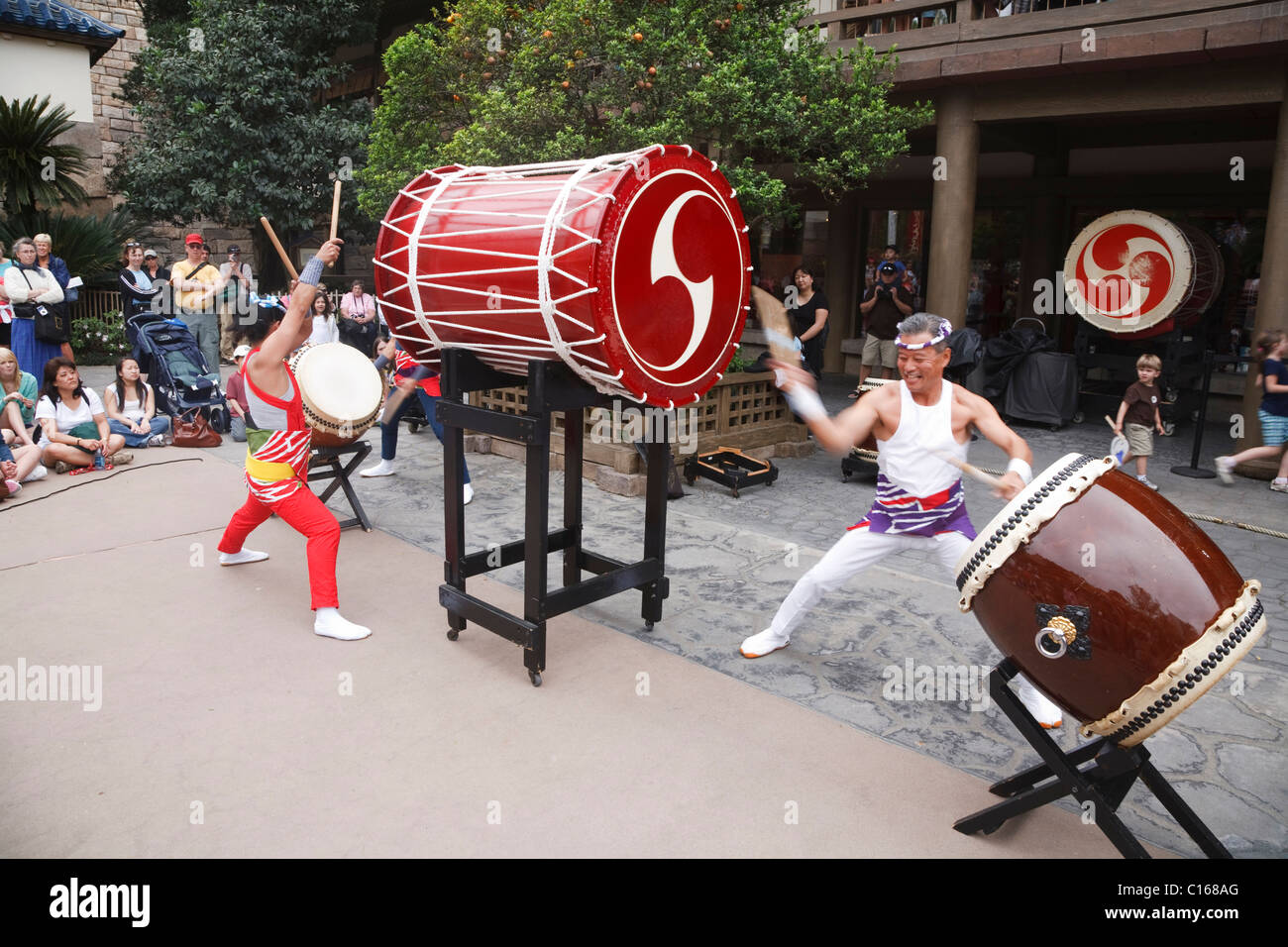 Tambours taiko japonais effectuer au Centre Epcot, Walt Disney World Resort, Orlando, Floride Banque D'Images