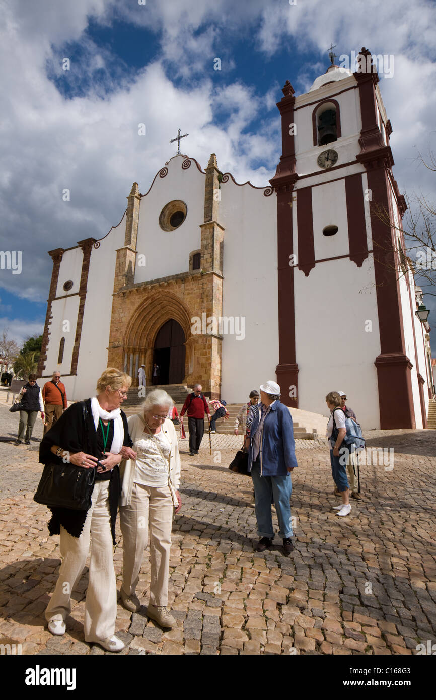 Les touristes à la cathédrale Sé de Silves dans l'Algarve, Portugal Banque D'Images