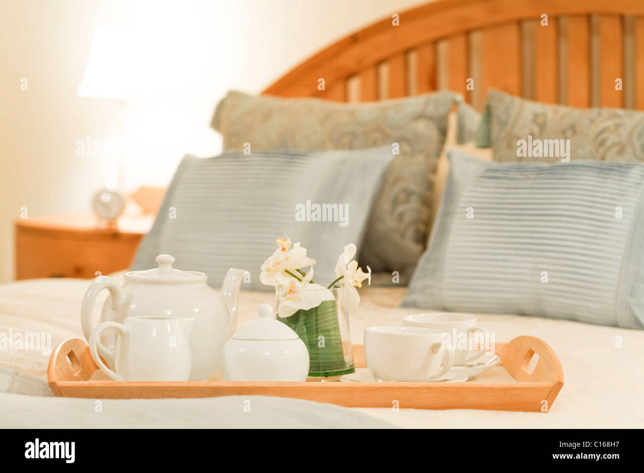 Plateau du petit déjeuner sur un lit dans une chambre de style traditionnel Banque D'Images