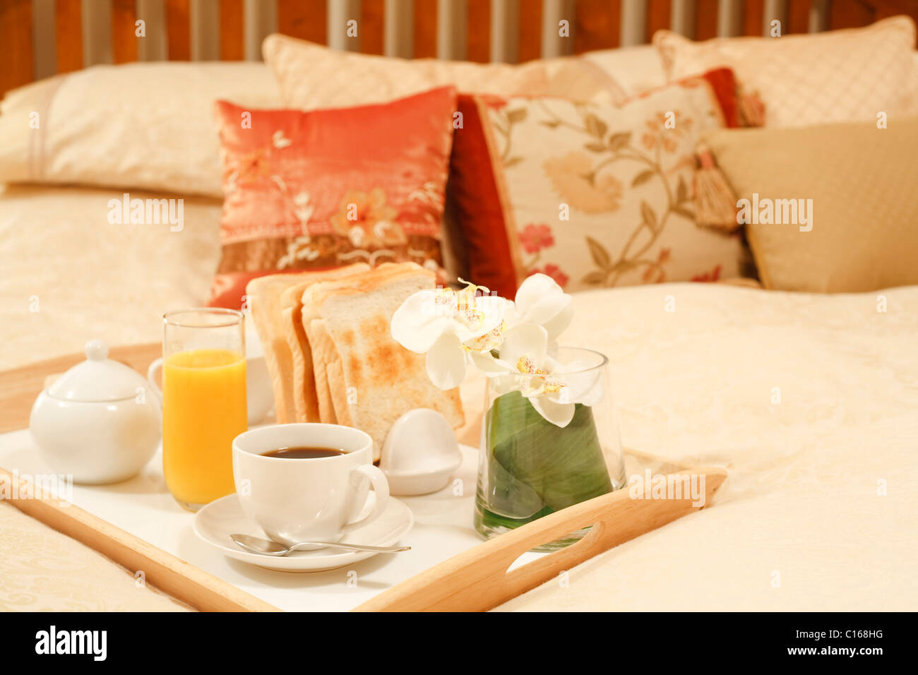 Plateau de petit-déjeuner avec café du matin dans une chambre de luxe Banque D'Images