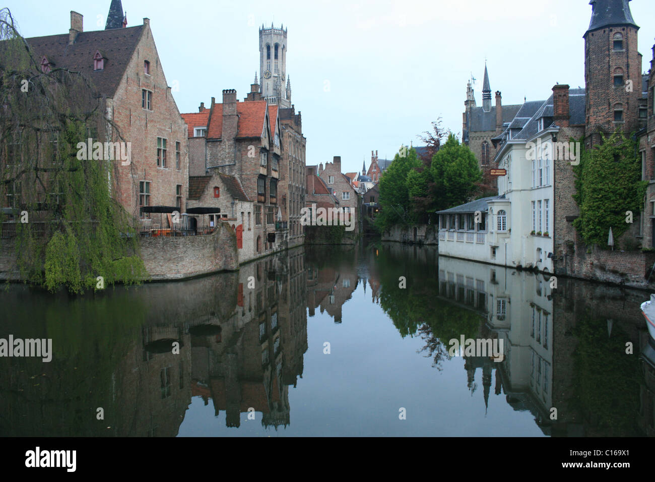 Bruges rozenhoedkaai et beffroi de superbes reflets Banque D'Images