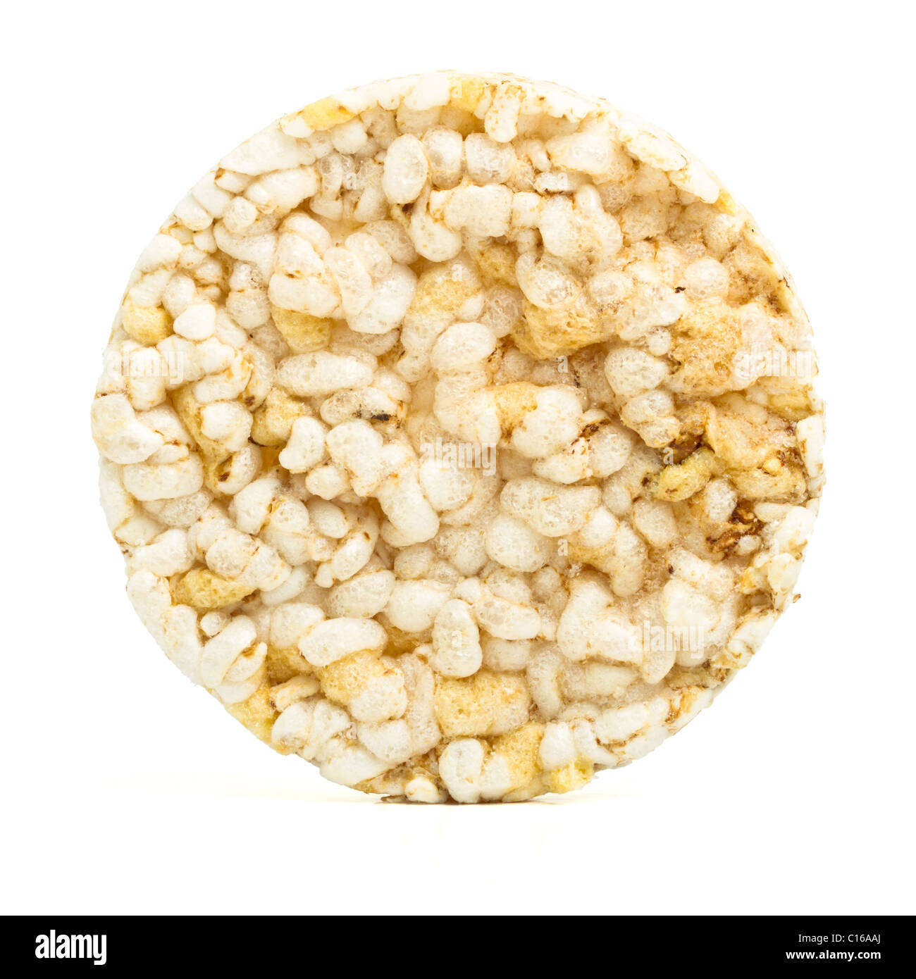 Gâteau de riz à faible teneur en gras simple isolé sur fond blanc. Banque D'Images