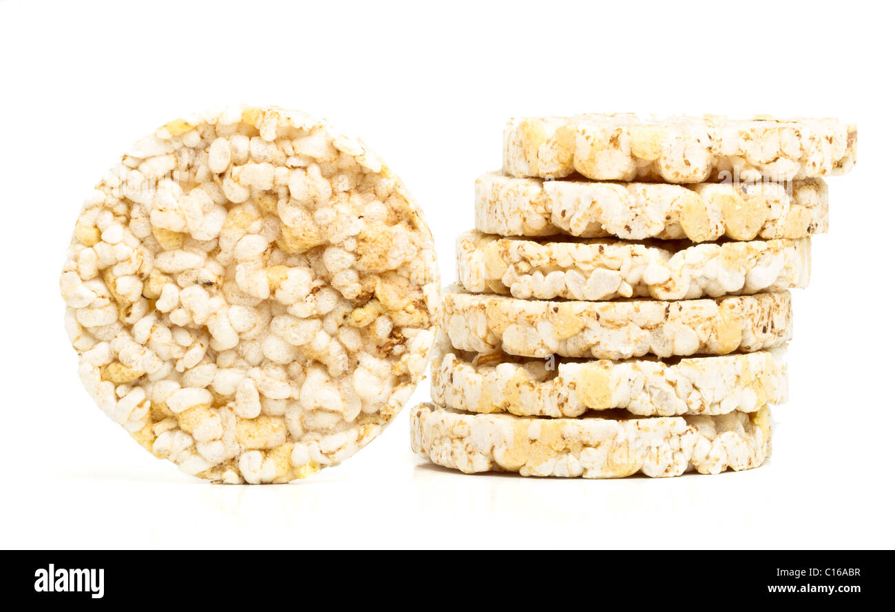 Les gâteaux de riz à faible teneur en gras isolé sur fond blanc. Banque D'Images