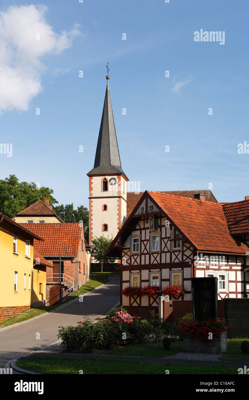 Maison à colombages et une église, Breitensee, Herbstadt municipalité, Roehn-grabfeld, Hassberge, Bavière/Thuringe Banque D'Images