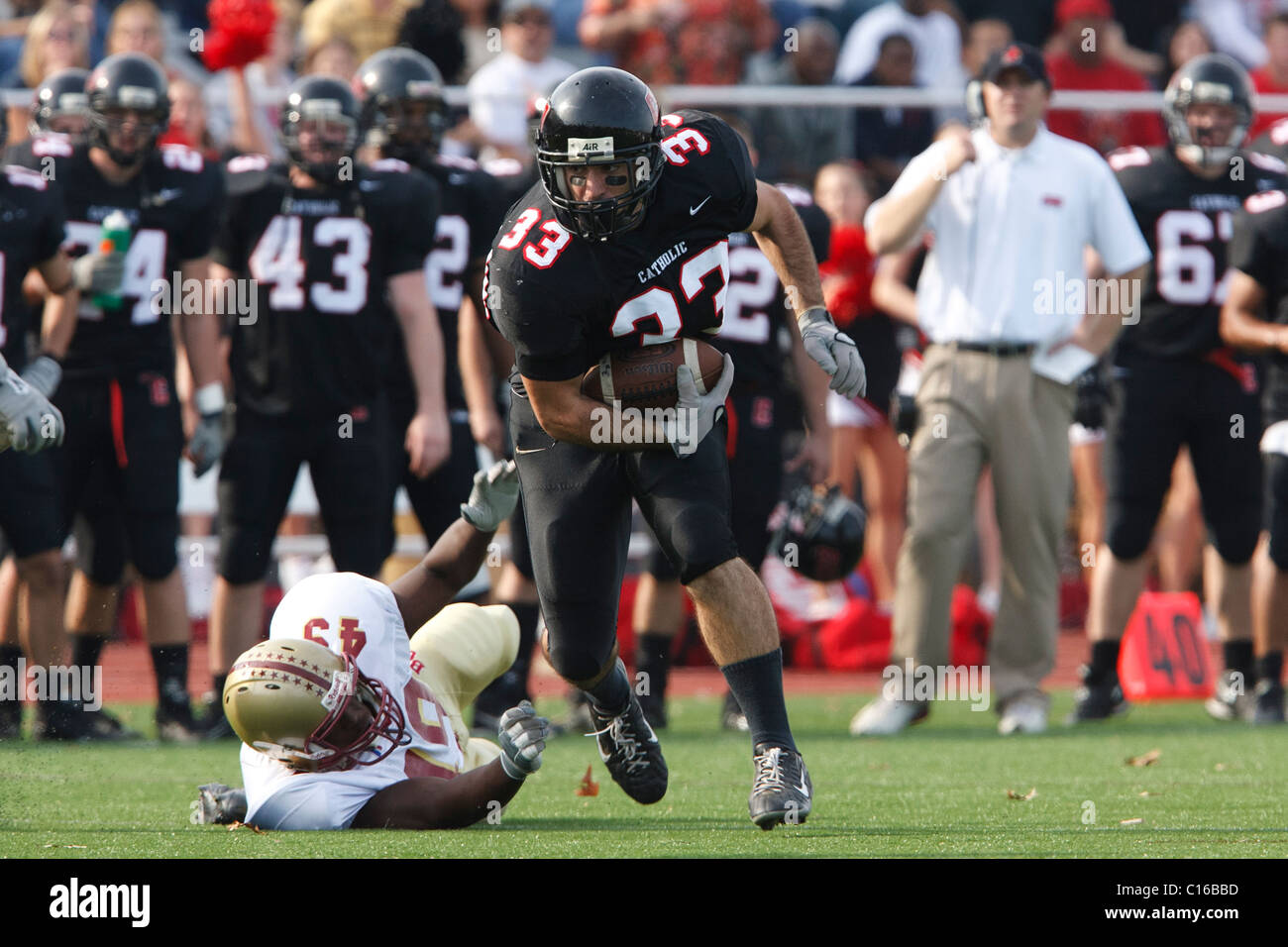 Une université catholique d'utiliser de nouveau se précipite la balle contre Bridgewater College pendant un match de football. Banque D'Images