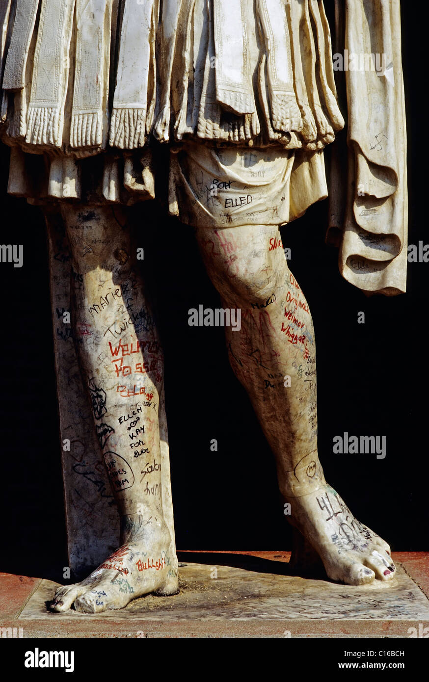 Les jambes d'une statue en marbre romain, couverts dans les noms des visiteurs, le parc archéologique de Xanten, Bas-rhin, Rhénanie du Nord-Westphalie Banque D'Images