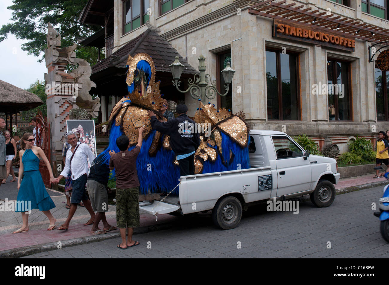 Un barong est déchargé d'un camion dans la rue devant Starbucks à Ubud Bali Indonésie Banque D'Images