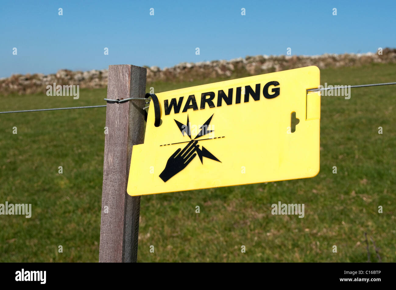 Un panneau d'avertissement sur une clôture électrique dans les vallées du Yorkshire, UK Banque D'Images