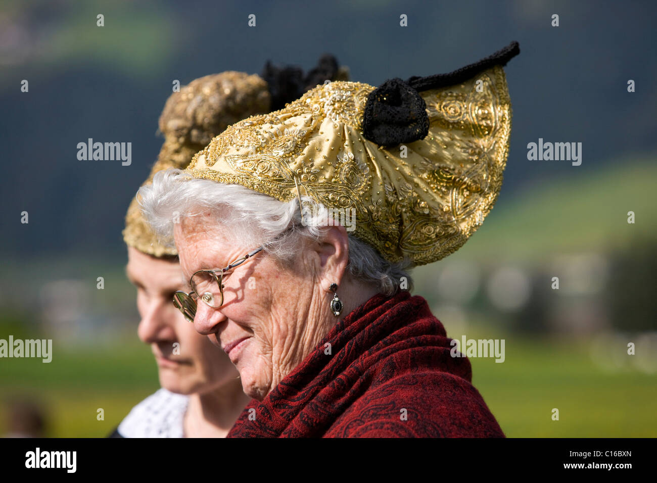 Les femmes portant un bonnet d'or au Festival 2008 Gauderfest, Zell am Ziller, vallée du Zillertal, Tyrol du Nord, l'Autriche, Europe Banque D'Images