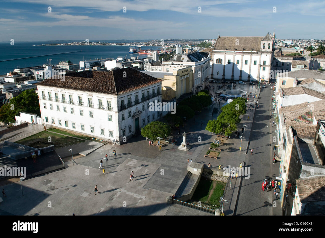 Centre historique avec Praça da Sé et de la cathédrale da Sé, Place de la cathédrale et la cathédrale de la mer, et gauche Palacio Arquiepiscopal Banque D'Images