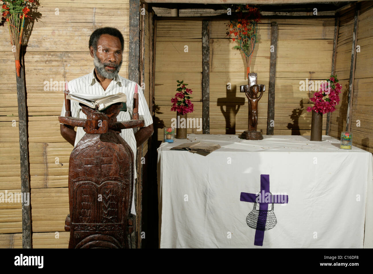 La lecture de l'homme à l'autel, service religieux, Mindre, Papouasie-Nouvelle-Guinée, la Mélanésie Banque D'Images