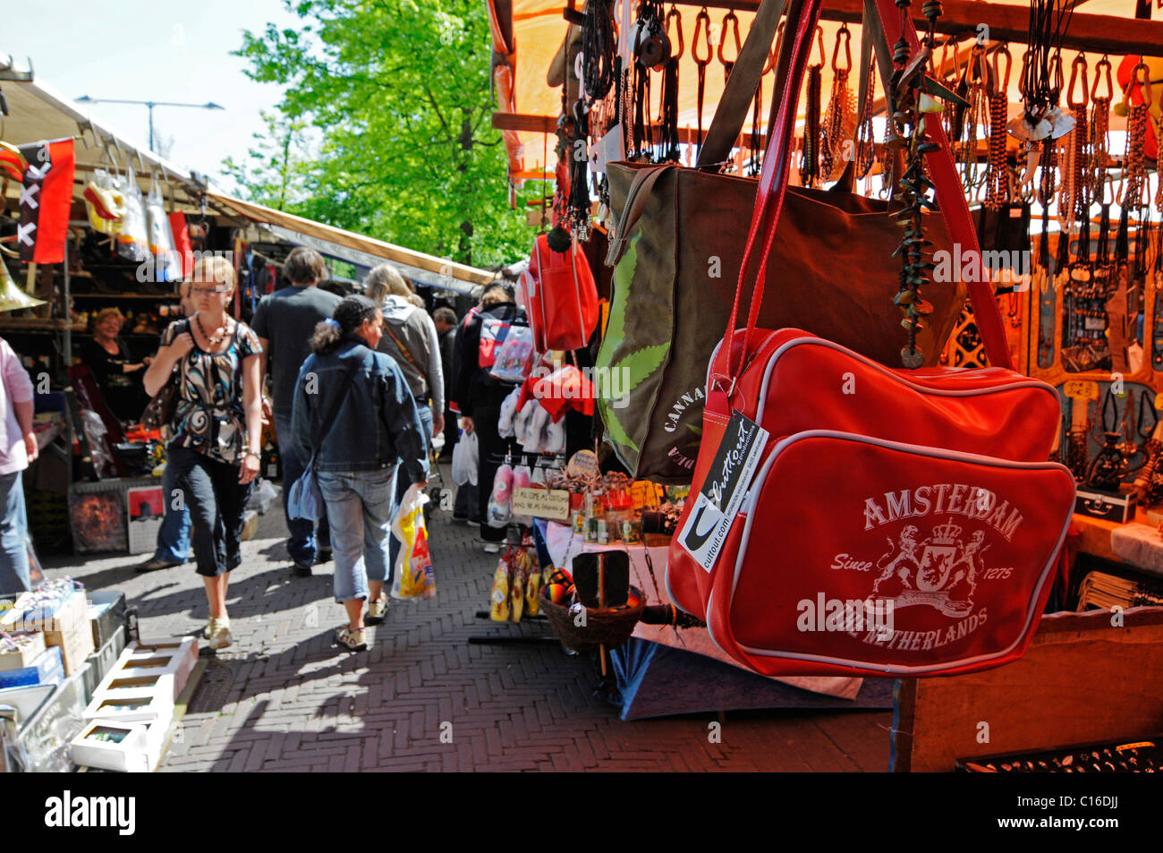 Marché hebdomadaire, marché aux puces, marché de souvenirs, vêtements, sac à main, Amsterdam, Hollande, Pays-Bas, Europe Banque D'Images