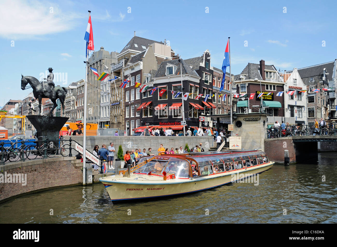 Monument équestre, la reine Wilhelmine, dock, visite de la ville, canal, bateaux, Amsterdam, Hollande, Pays-Bas, Europe Banque D'Images