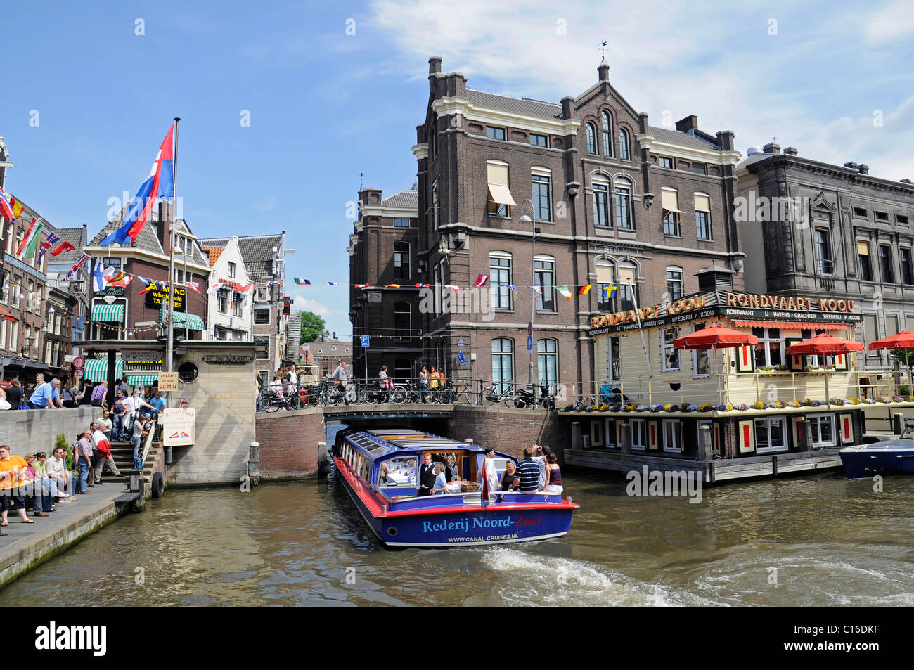 Station d'accueil, visite de la ville, canal, bateaux, Amsterdam, Hollande, Pays-Bas, Europe Banque D'Images