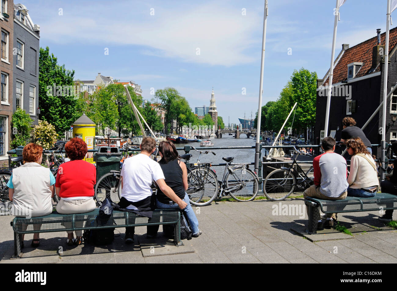 Paysage de rue, des gens assis sur des bancs, pont, canal, Amsterdam, Hollande, Pays-Bas, Europe Banque D'Images