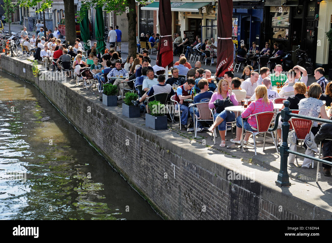 Café, canal, pont, vélos, centre historique d'Amsterdam, Hollande, Pays-Bas, Europe Banque D'Images