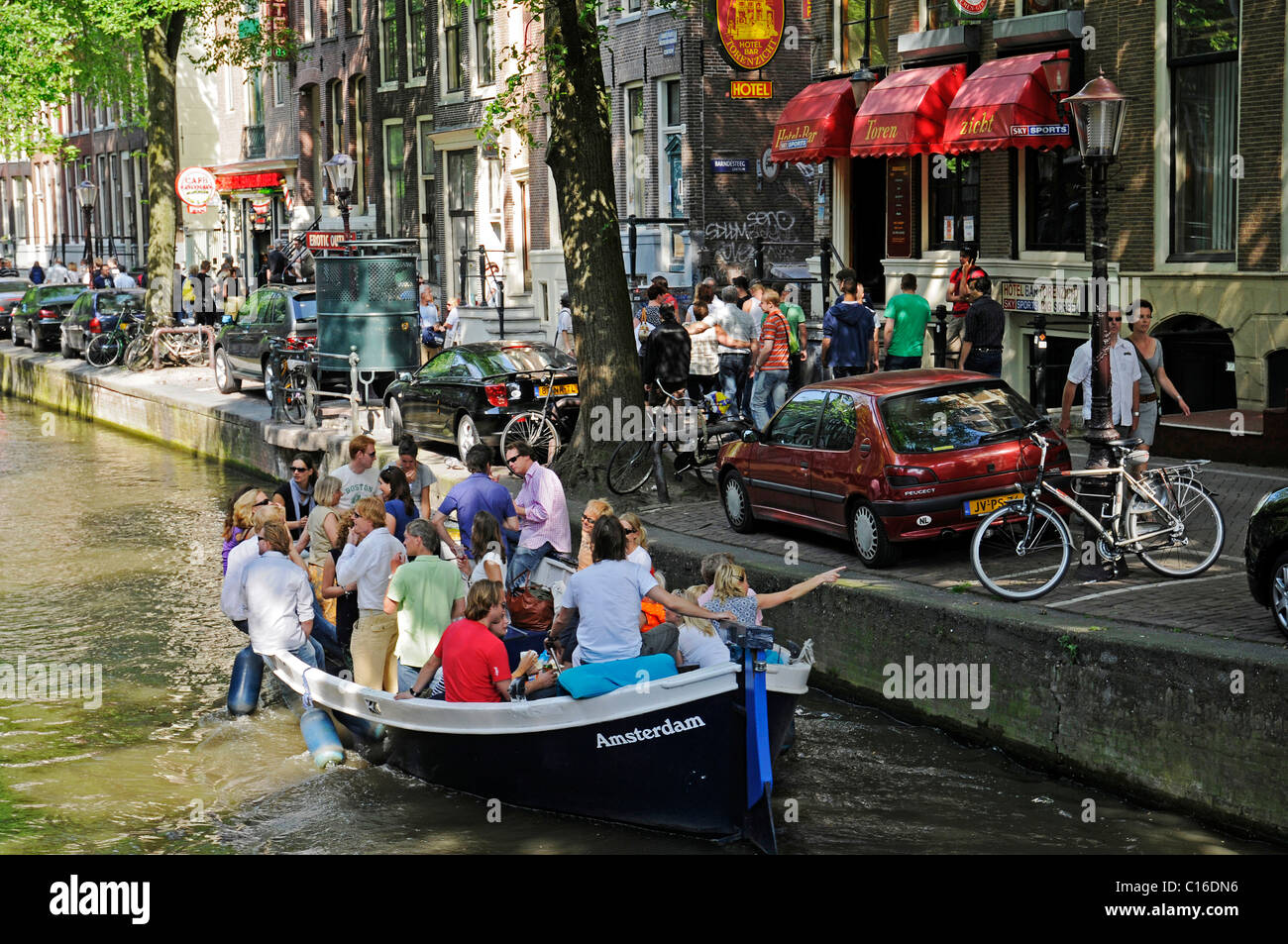 Les gens, en bateau, visite de la ville, canal, centre historique d'Amsterdam, Hollande, Pays-Bas, Europe Banque D'Images
