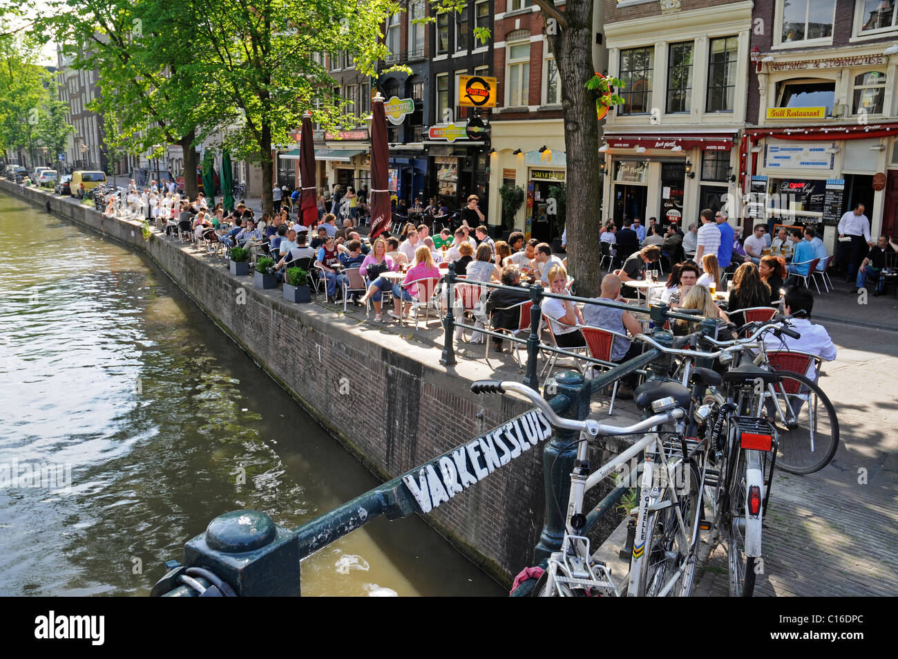 Café, canal, pont, vélos, centre historique d'Amsterdam, Hollande, Pays-Bas, Europe Banque D'Images