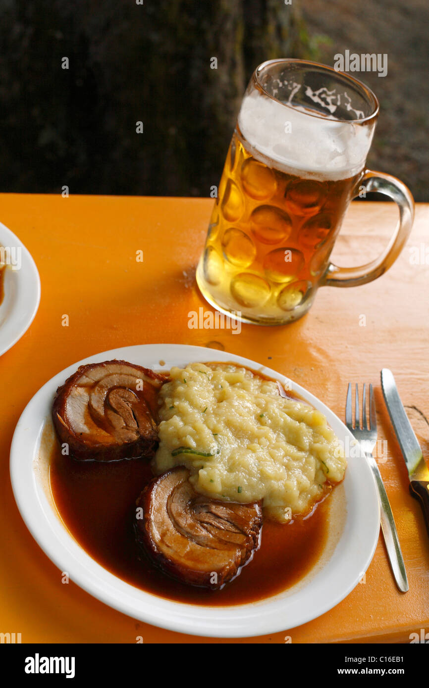 Rôti de porc avec salade de pommes de terre, la bière dans un pichet de bière, Munich, Bavaria, Germany, Europe Banque D'Images