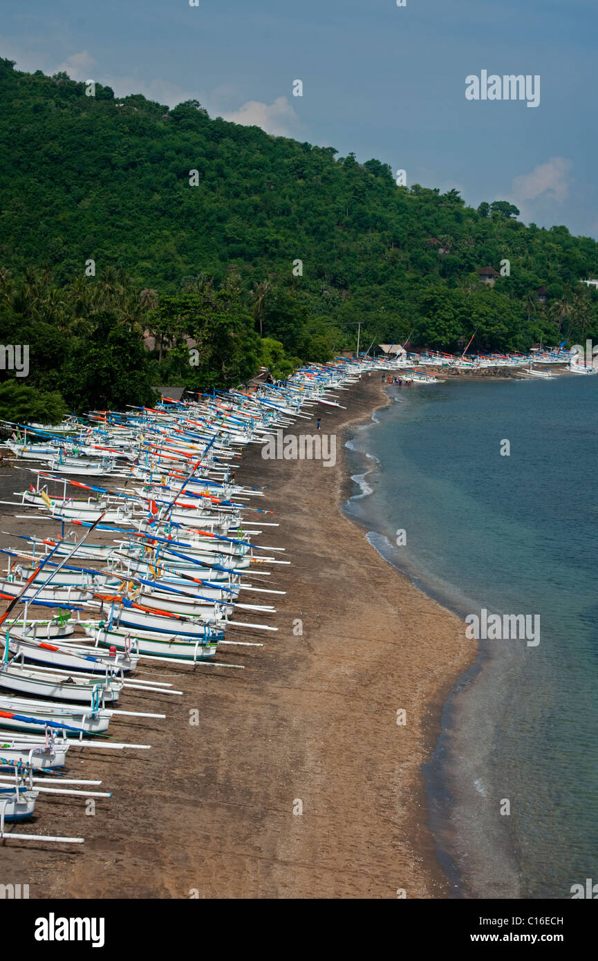 Jemeluk Bay dans la région d'Amed de Bali, Indonésie, est plein de bateaux de pêche traditionnels, appelés Jukung attendent d'aller au travail. Banque D'Images