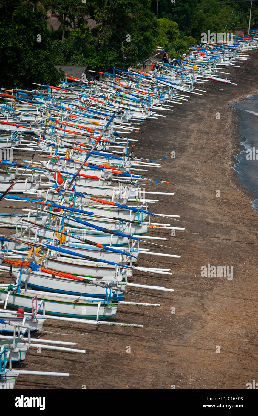 Jemeluk Bay dans la région d'Amed de Bali, Indonésie, est plein de bateaux de pêche traditionnels, appelés Jukung attendent d'aller au travail. Banque D'Images