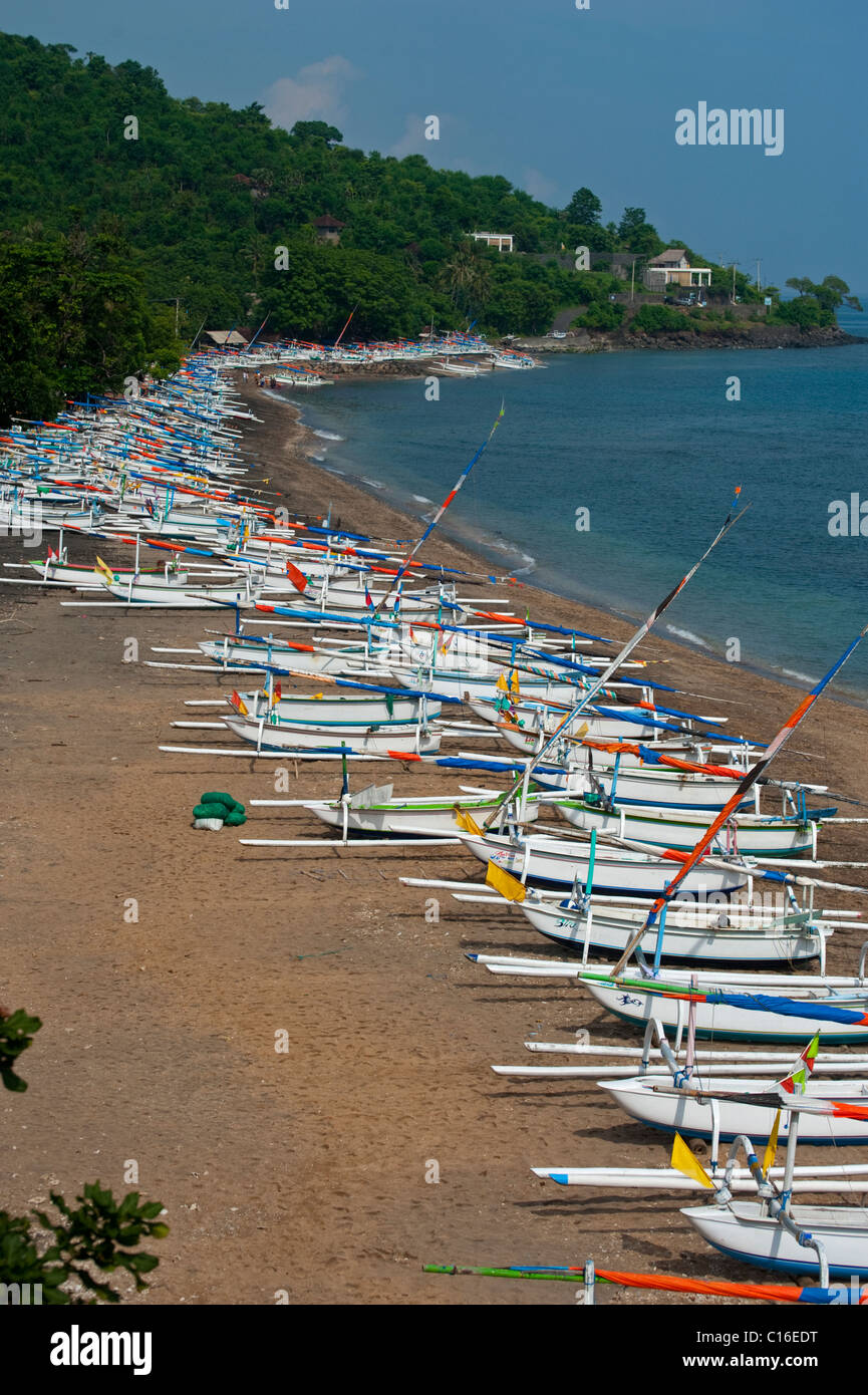 Jemeluk Bay dans la région d'Amed de Bali, Indonésie, est plein de bateaux de pêche traditionnels, appelés Jukung attendent d'aller au travail. Banque D'Images