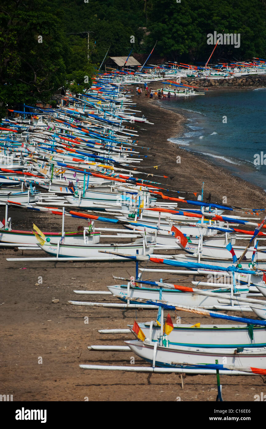 Jemeluk Bay dans la région d'Amed de Bali, Indonésie, est plein de bateaux de pêche traditionnels, appelés Jukung attendent d'aller au travail. Banque D'Images