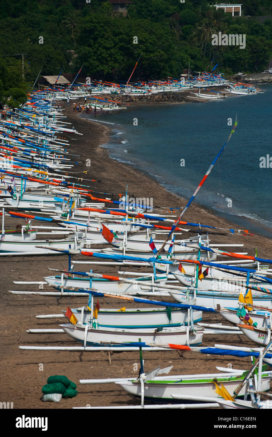 Jemeluk Bay dans la région d'Amed de Bali, Indonésie, est plein de bateaux de pêche traditionnels, appelés Jukung attendent d'aller au travail. Banque D'Images