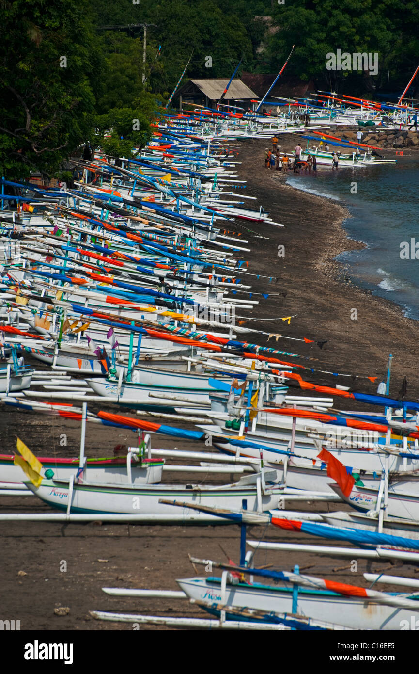 Jemeluk Bay dans la région d'Amed de Bali, Indonésie, est plein de bateaux de pêche traditionnels, appelés Jukung attendent d'aller au travail. Banque D'Images