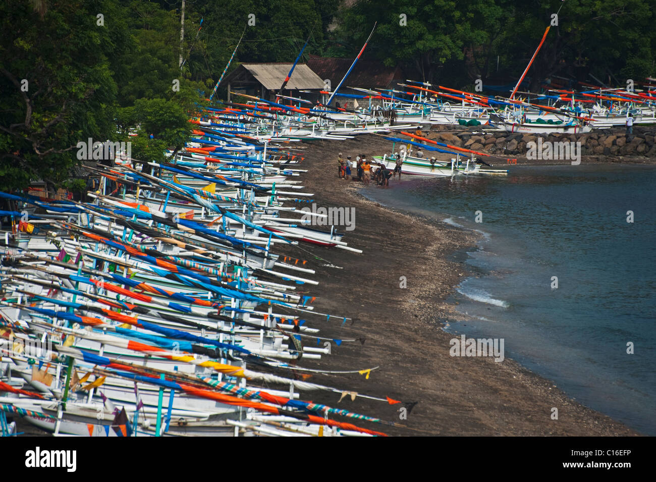 Jemeluk Bay dans la région d'Amed de Bali, Indonésie, est plein de bateaux de pêche traditionnels, appelés Jukung attendent d'aller au travail. Banque D'Images
