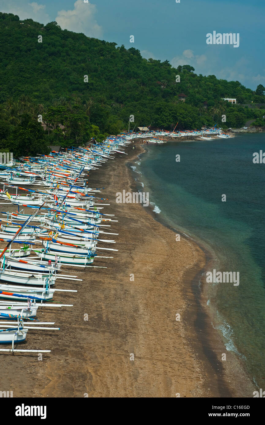 Jemeluk Bay dans la région d'Amed de Bali, Indonésie, est plein de bateaux de pêche traditionnels, appelés Jukung attendent d'aller au travail. Banque D'Images