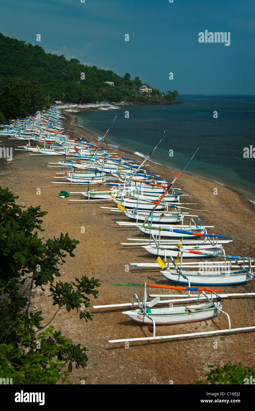 Jemeluk Bay dans la région d'Amed de Bali, Indonésie, est plein de bateaux de pêche traditionnels, appelés Jukung attendent d'aller au travail. Banque D'Images