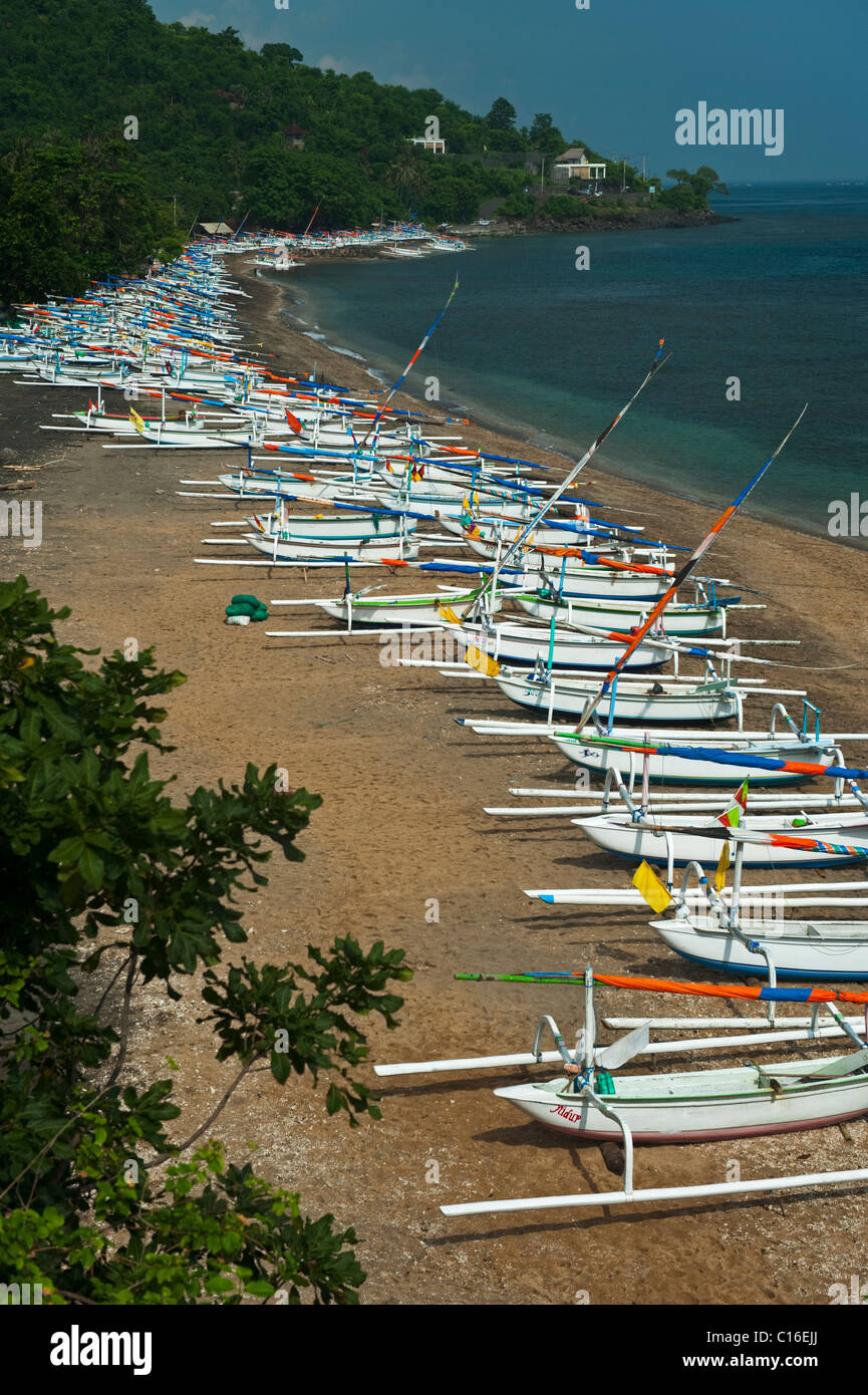 Jemeluk Bay dans la région d'Amed de Bali, Indonésie, est plein de bateaux de pêche traditionnels, appelés Jukung attendent d'aller au travail. Banque D'Images