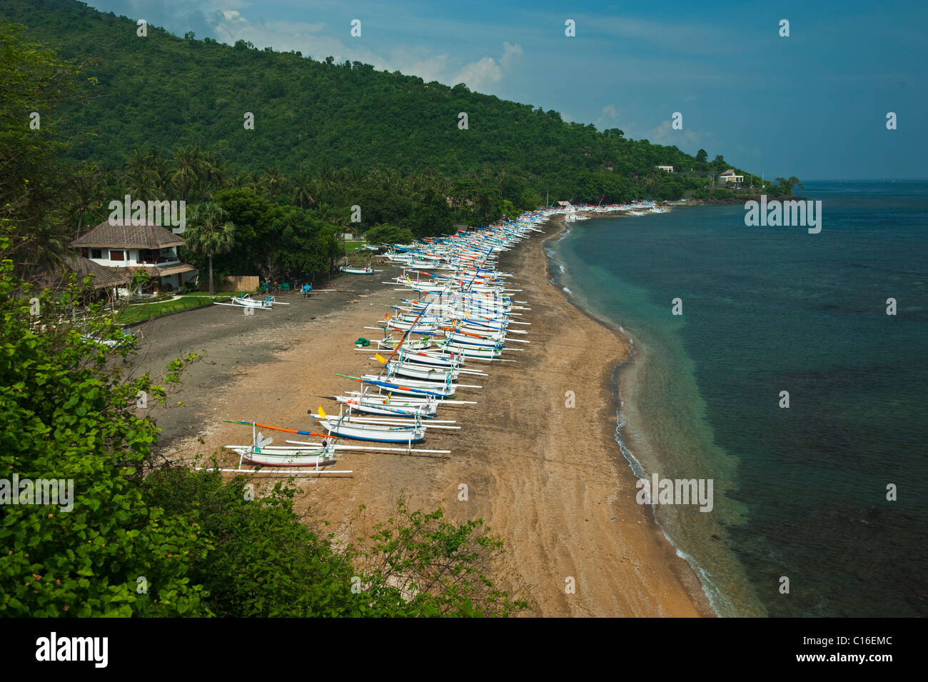 Jemeluk Bay dans la région d'Amed de Bali, Indonésie, est plein de bateaux de pêche traditionnels, appelés Jukung attendent d'aller au travail. Banque D'Images