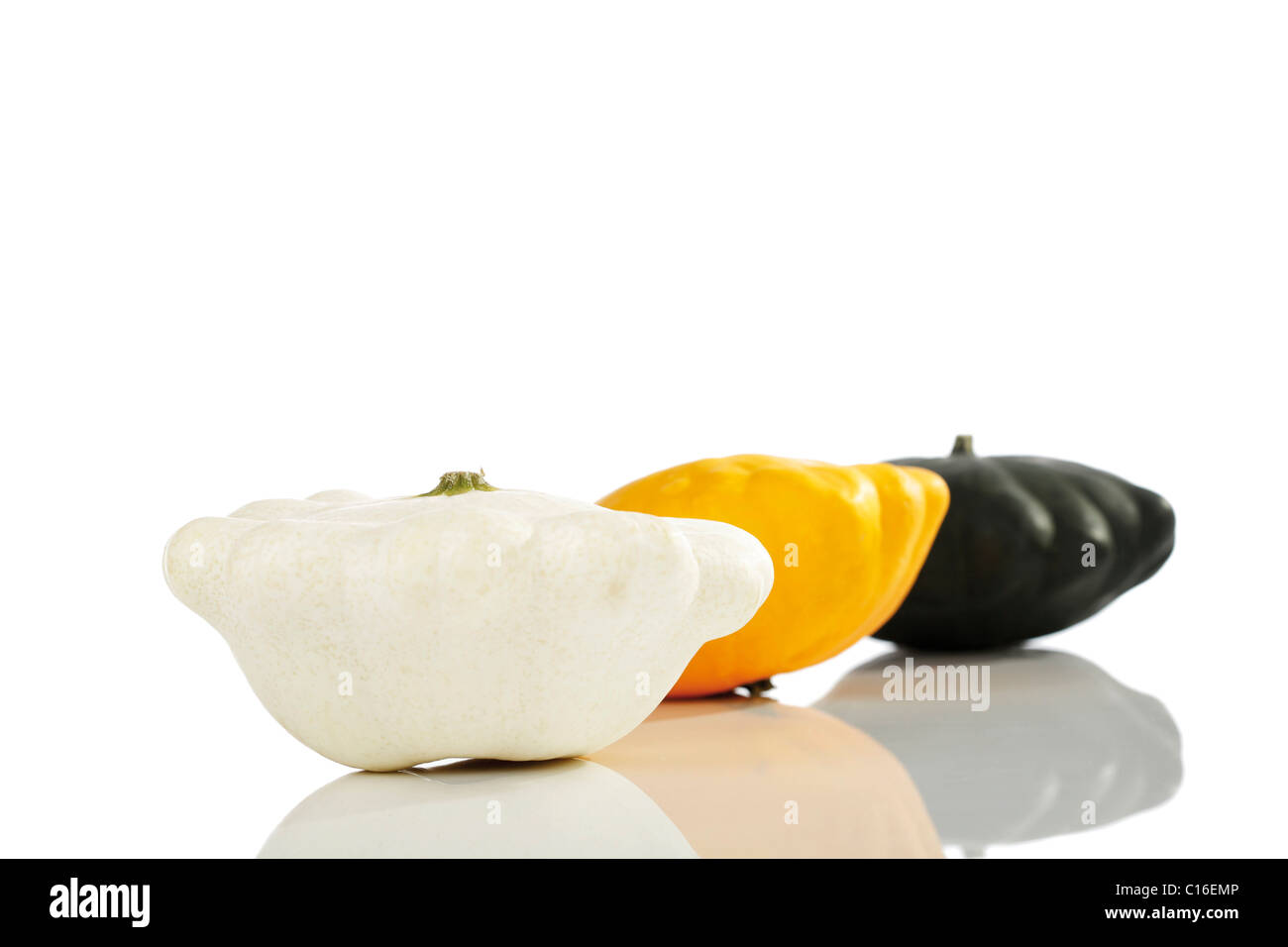 Assortiment de Pattison Patty Pan Squash, jaune, vert et blanc Banque D'Images