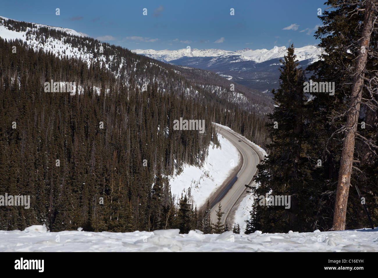 Empire, Colorado - une voiture sur l'approche américaine 40 Berthoud Pass dans les Rocheuses. Banque D'Images