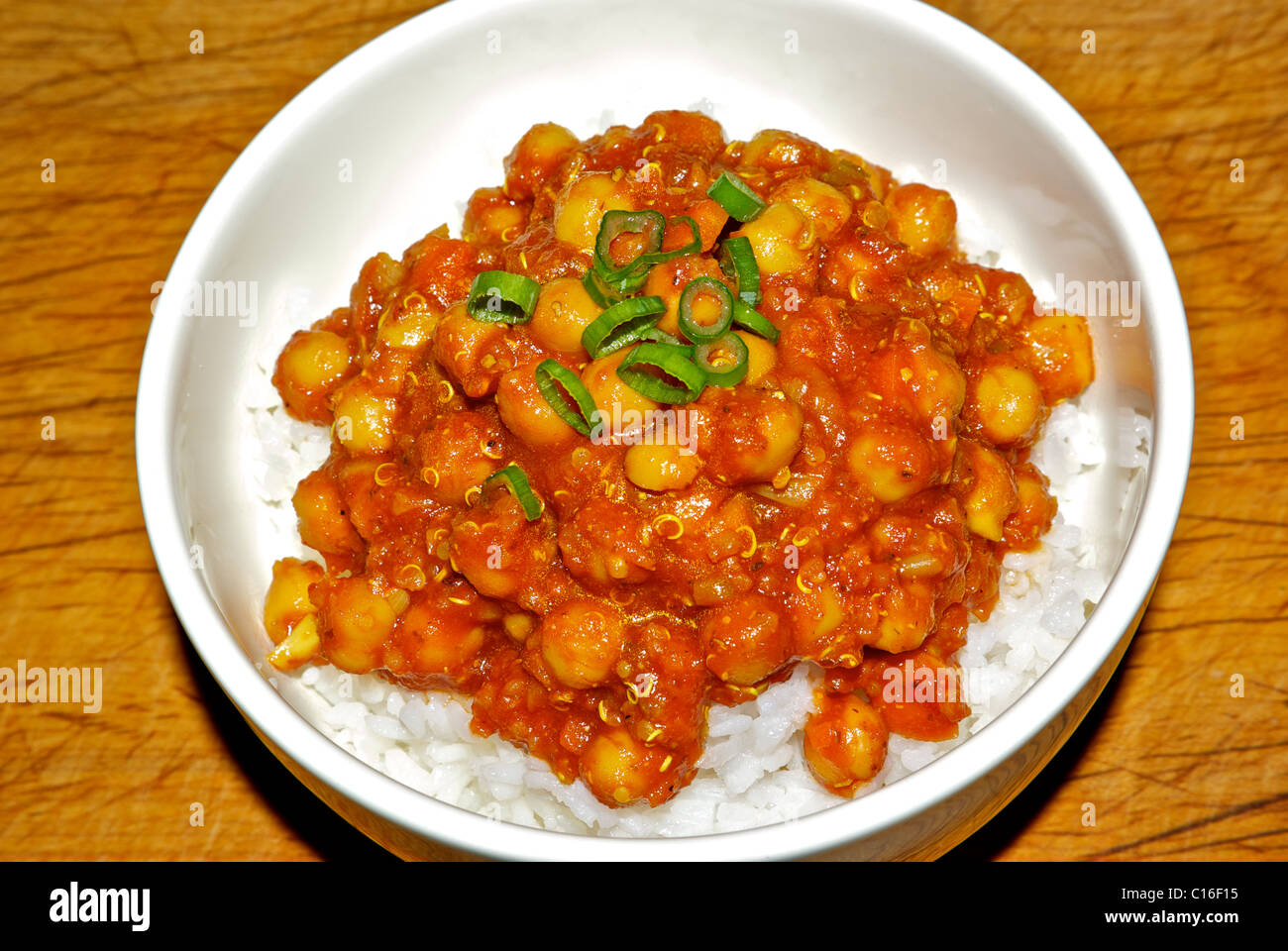 Petit bol en porcelaine de pois chiche au curry végétarien sur du riz blanc Banque D'Images